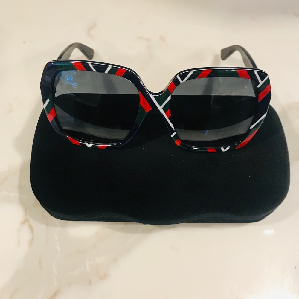 Gucci Sunglasses ๐ถ๐ถ๐ถ๐ถ - Picture 3 of 8